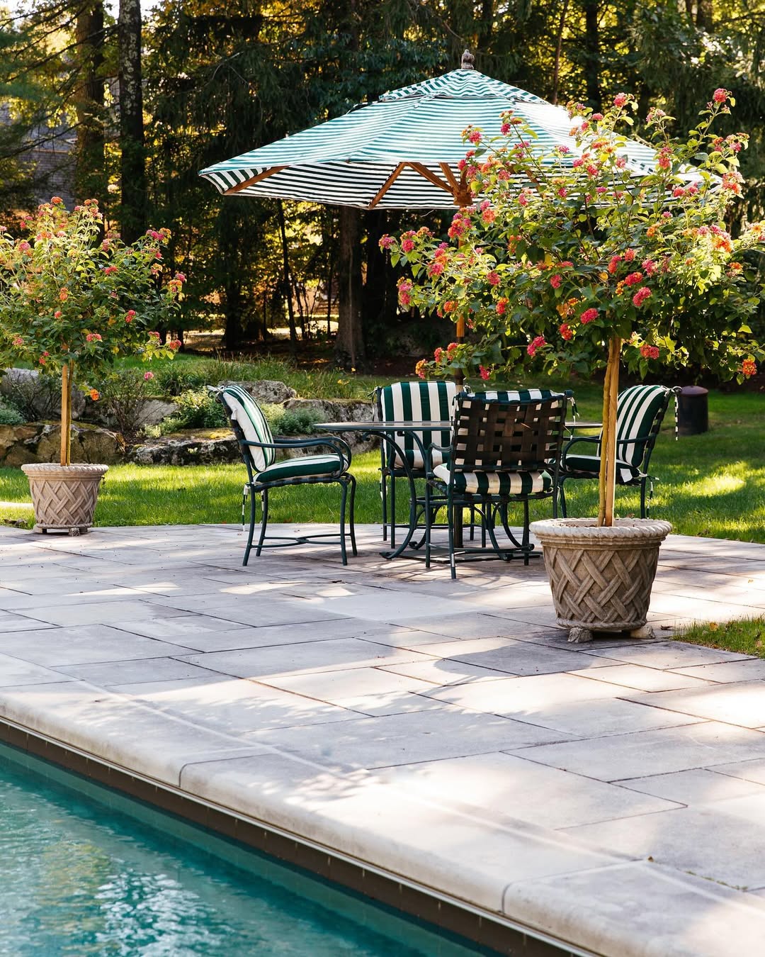 Classic Stripes For Elegant Poolside Dining