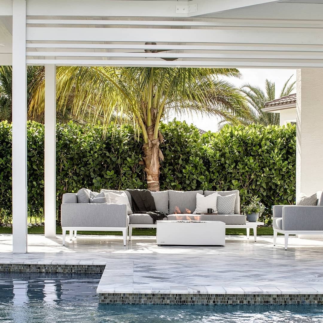 Minimalist Elegance For Poolside Comfort