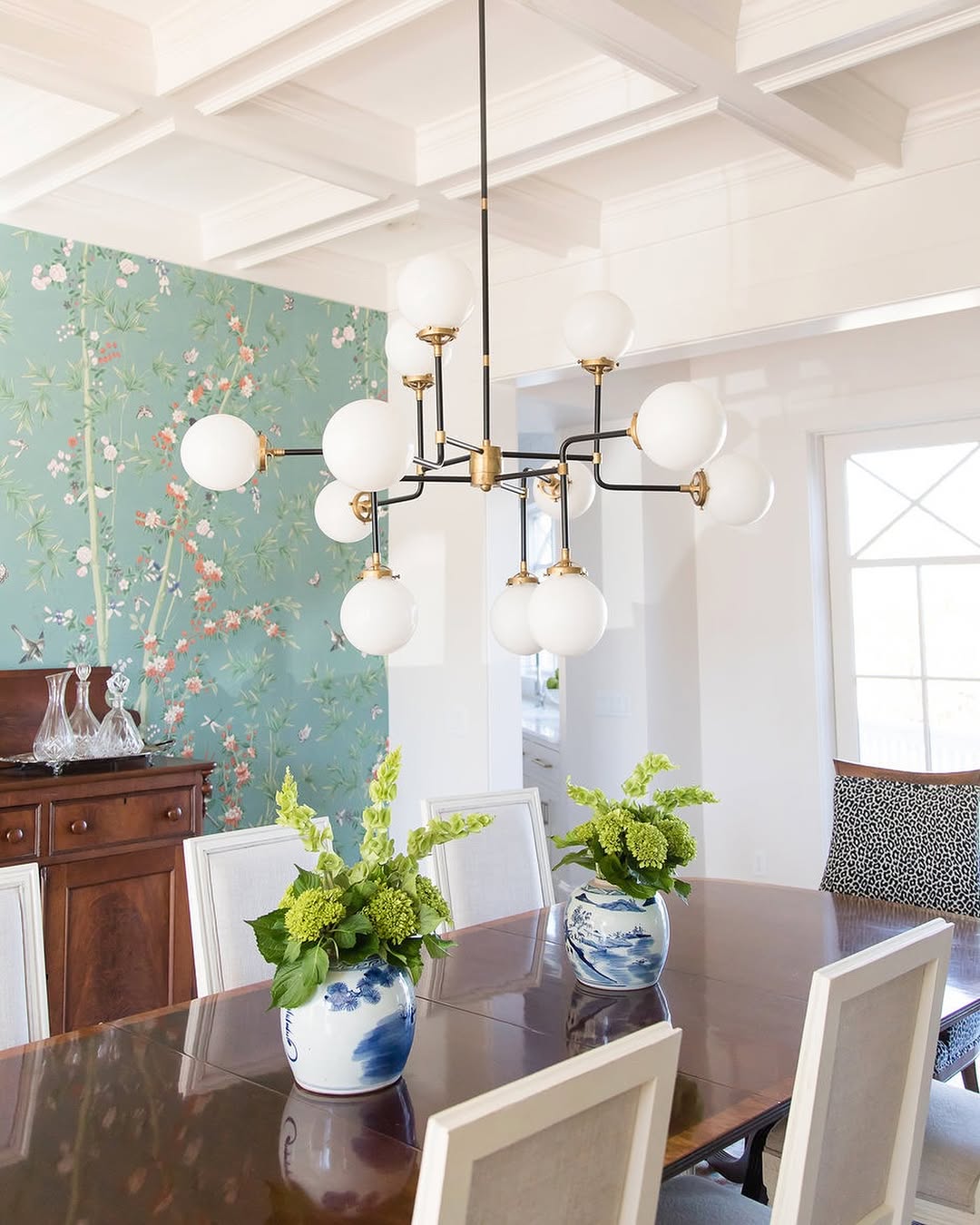 Chinoiserie Wallpaper For A Fresh And Elegant Dining Room