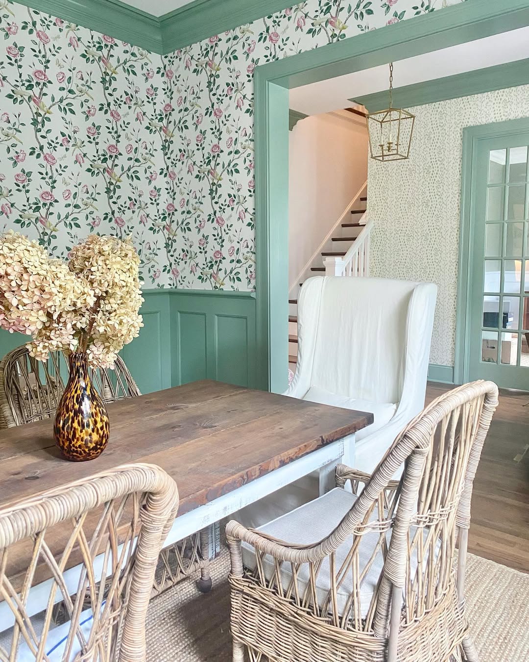 Vintage Floral Wallpaper For A Cozy Dining Room