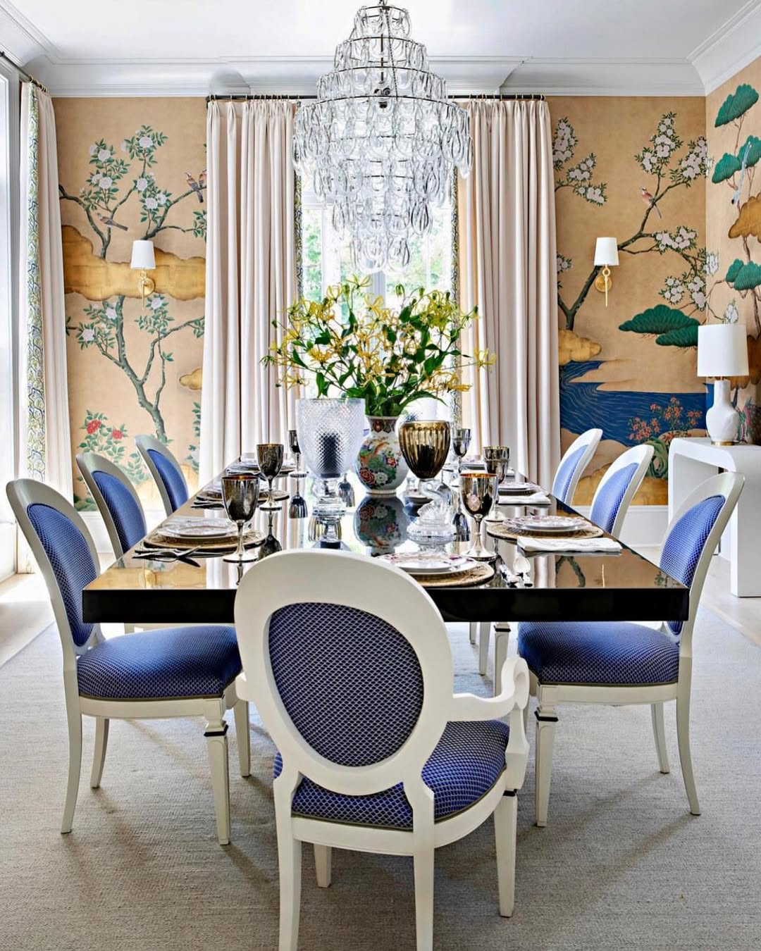 Chinoiserie Wallpaper For An Artistic Dining Room