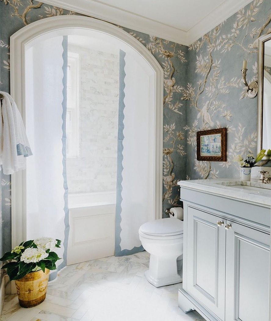 Chinoiserie Walls And Scalloped Softness