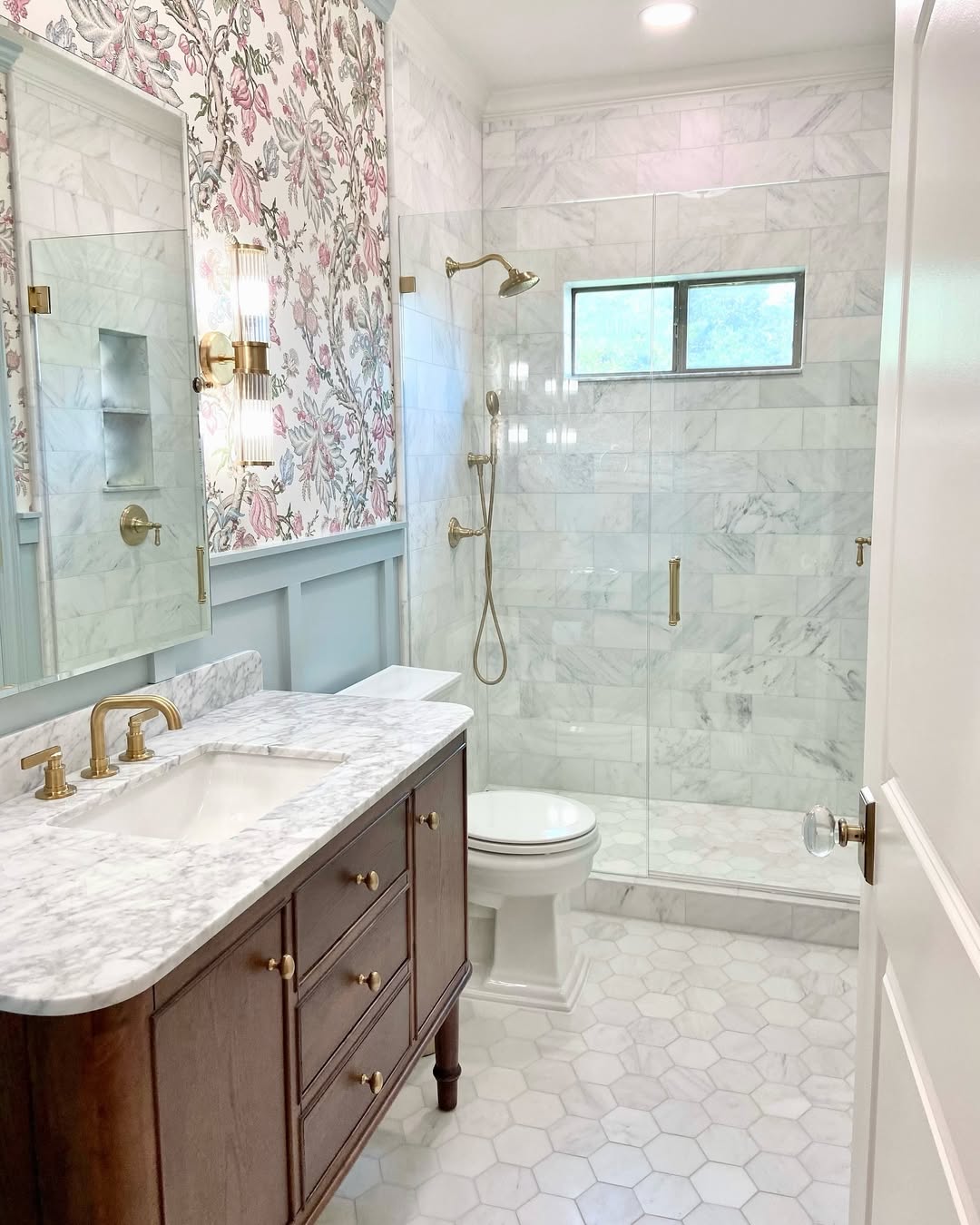 Chinoiserie Wallpaper And Gilded Glamour
